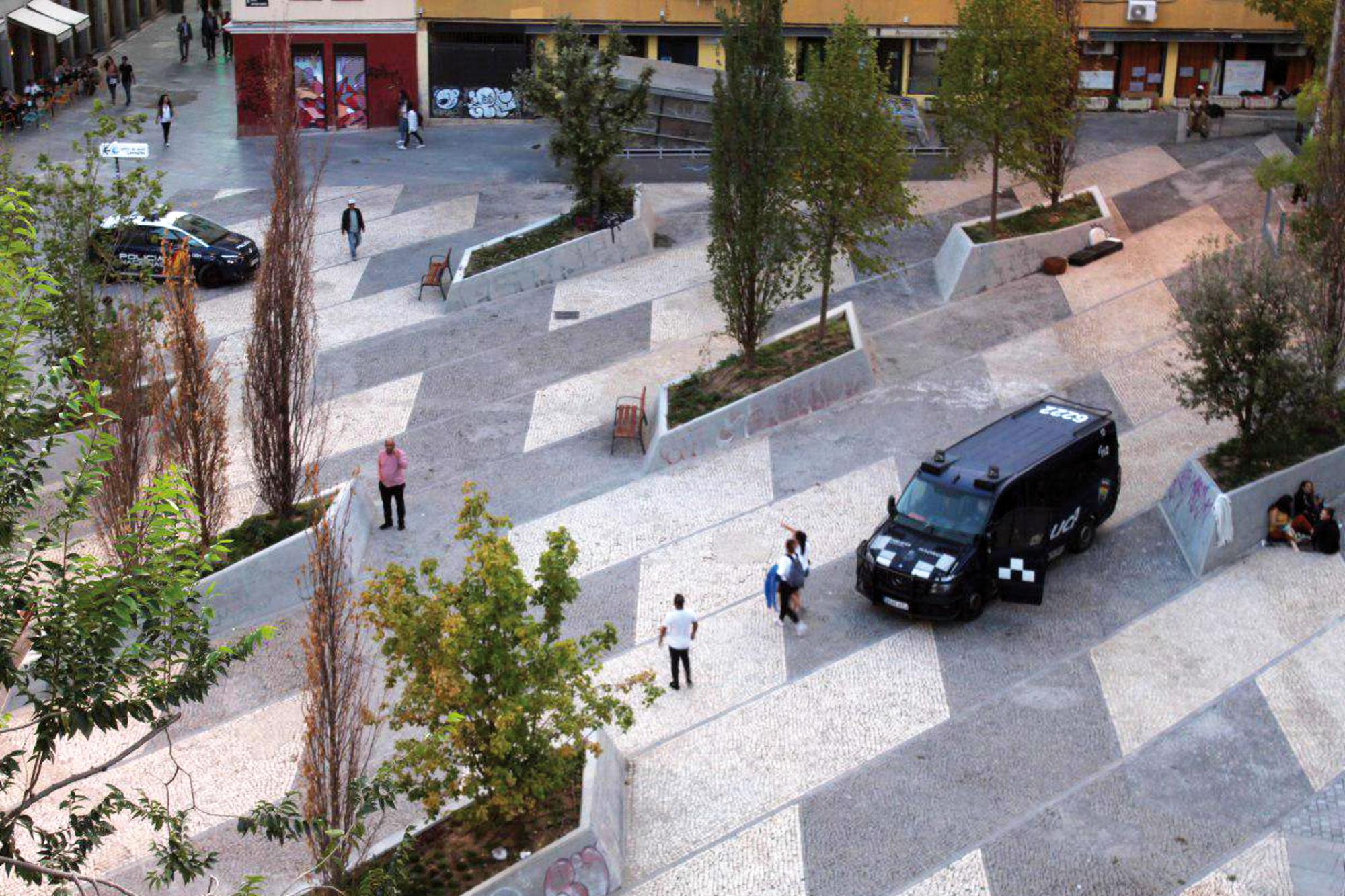 Policía en la plaza Arturo Barea de Madrid